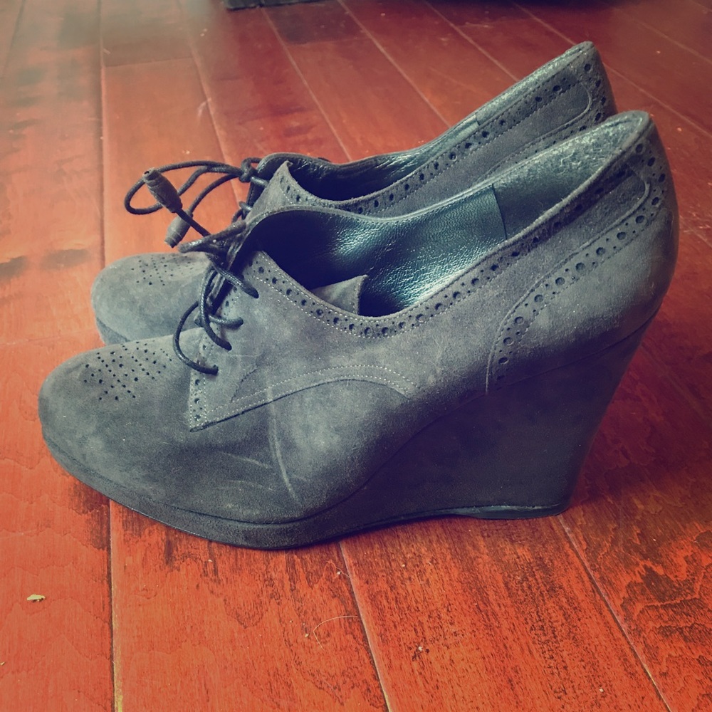 Stuart Weitzman 8.5 M suede Oxford wedge